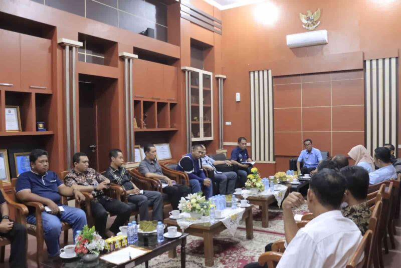 Penjabat Bupati Takalar, Setiawan Aswad, Memimpin Rapat dengan Pimpinan OPD, di Kantor Bupati Takalar, Jum'at 23 Februari 2024