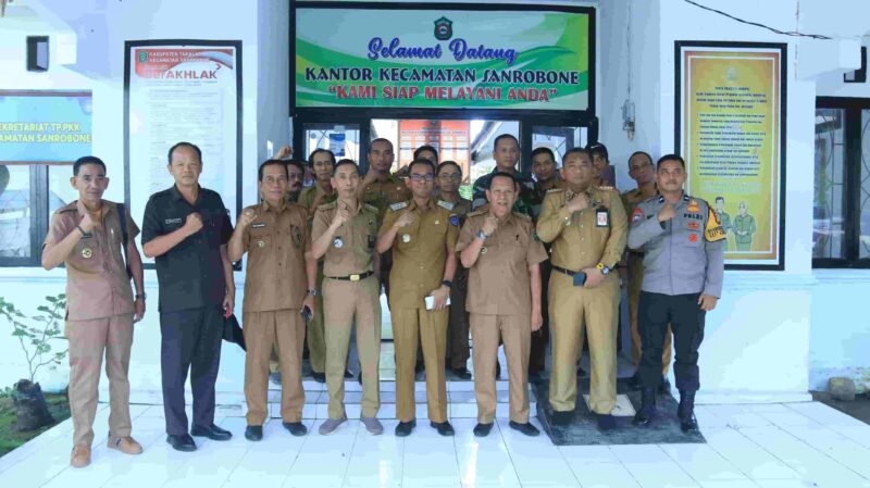 Bupati Takalar, Setiawan Aswad, Saat Akan Menyerahkan Bantuan Beras Bulog, Sertifikat Tanah Gratis di Kecamatan Galesong Selatan, Selasa 6 Februari 2024