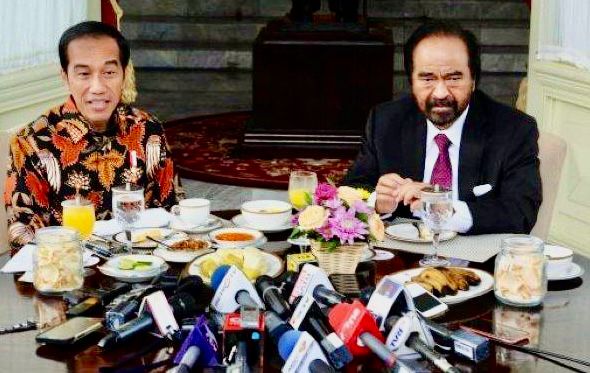 Presiden Jokowi bersama Ketua Umum Partai Nasdem Surya Paloh memberikan keterangan pers, di teras Istana Merdeka, Jakarta