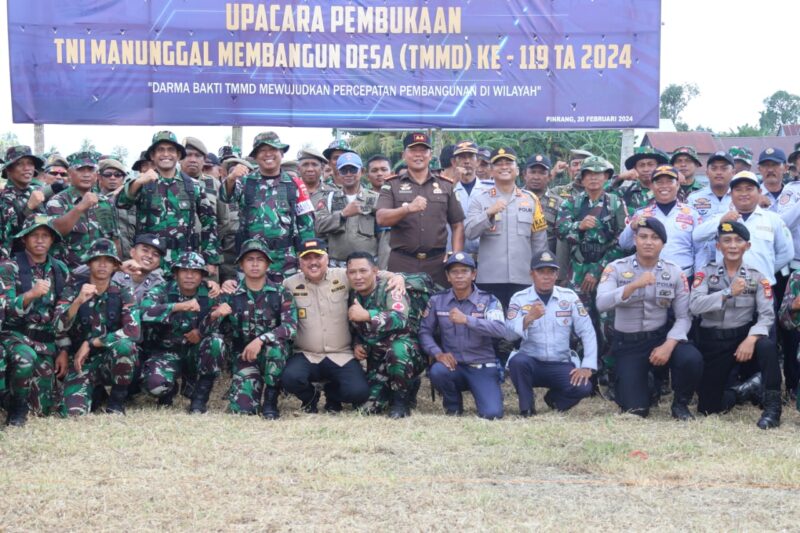 Bupati Pinrang Irwan Hamid dan Forkopimda foto bersama TNI Manunggal Membangun Desa (TMMD) ke-119 di Siwolong polong kec. Mattiro Sompe