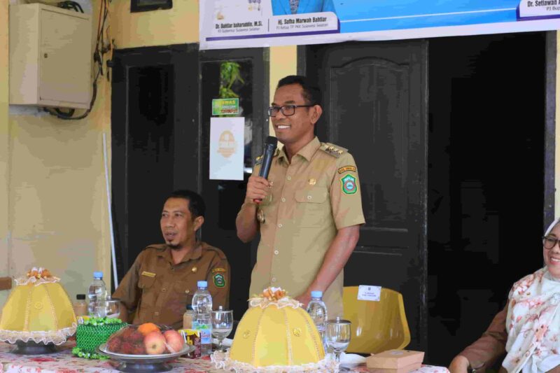 Penjabat Bupati Kabupaten Takalar, Setiawan Aswad, Menyerahkan Bantuan Fasilitas Peralatan Uni Usaha ke Pelaku UMKM, Selasa 20 Februari 2024