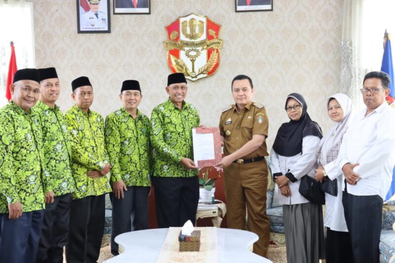 Pj Bupati Wajo, Andi Bataralifu menerima Kunjungan Audiensi Pengurus Daerah (PD) Dewan Masjid Indonesia (DMI) Kabupaten Wajo di Ruang Kerja, Selasa (19/3/2024)
