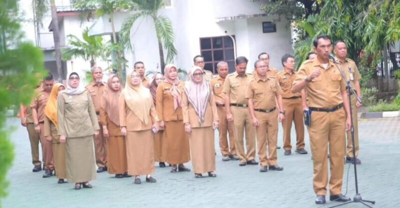 Kasubag Rumah Tangga DPRD Kota Makassar, Ahmad Jayadi, Memimpin Apel Pagi, di Halaman Kantor DPRD Makassar, Senin 4 Maret 2024