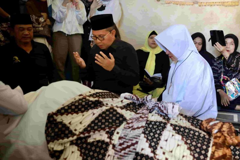 Wali Kota Makassar, Ir. Moh. Ramdhan Pomanto Bersama Istri, Melayat ke Rumah Duka Almarhum Donny Kesuma, di Kota Bekasi, Rabu 20 Maret 2024
