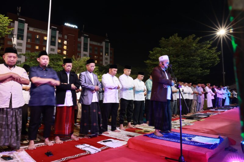 Wali Kota Makassar, Ir. Moh. Ramdhan Pomanto, Melaksanakan Salat Subuh Berjamaah, di Anjungan Pantai Losari, Minggu 31 Maret 2024