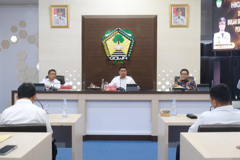 Bupati Gowa, Adnan Purichta Ichsan, Mengikuti High Level Meeting Dalam Rangka Menyambut Bulan Suci Ramadhan, di Baruga Karaeng Pattingalloang, Kantor Bupati Gowa, Rabu 6 Maret 2024