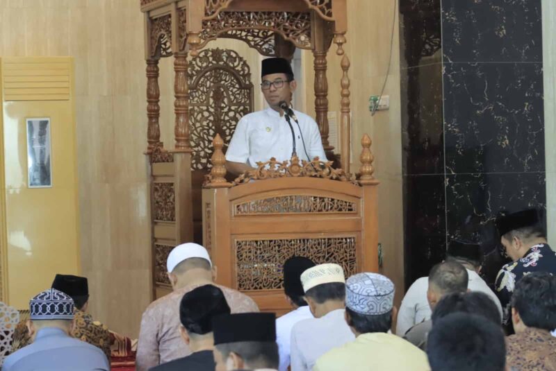 Penjabat Bupati Takalar, Setiawan Aswad, Melaksanakan Shalat Jum'at di Masjid H. Soesila Hj. Hamida, Kecamatan Patalassang, Jum'at 1 Maret 2024