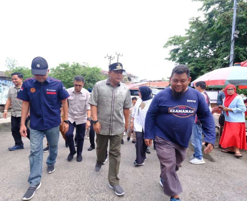 Penjabat Sekda Kabupaten Gowa, Abdul Karim Dania, Mendampingi Penjabat Gubernur Sulawesi Selatan, Bahtiar Baharuddin, Memantau Harga dan Ketersediaan Bahan Pokok di Awal Bulan Ramadhan 1445 H, di Pasar Minasa Maupa Sungguminasa, Selasa 12 Maret 2024