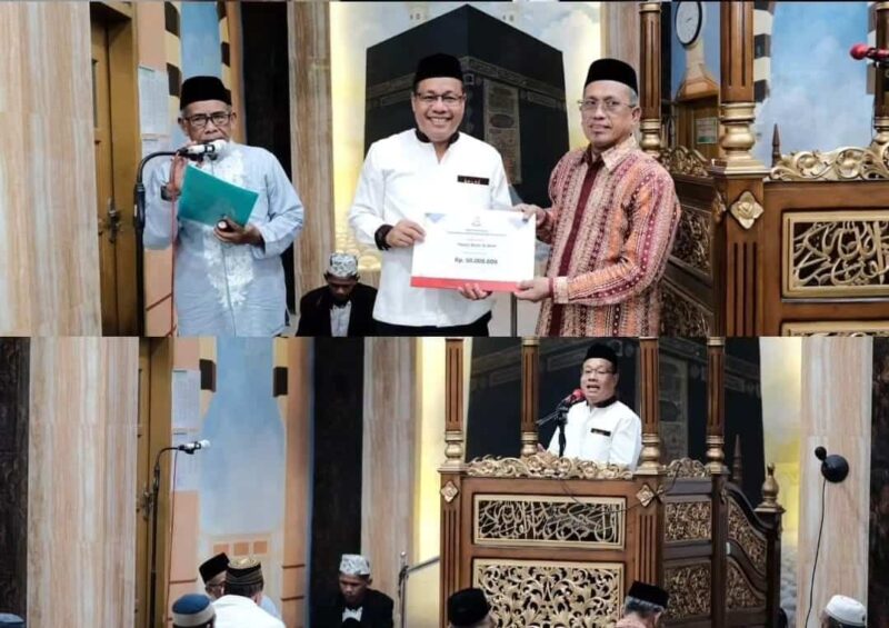 Sekretaris Dewan DPRD Kota Makassar, H. Dahyal, Menyalurkan Dana Hibah dari Pemkot Makassar, di Masjid Besar Al Amin, Sabtu 16 Maret 2024