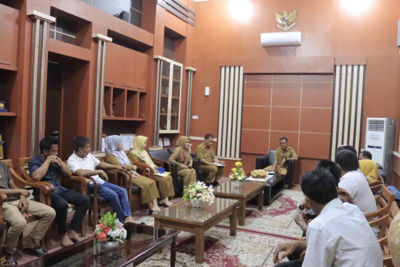 Penjabat Bupati Takalar, Setiawan Aswad, Melakukan Pertemuan dengan Pengepul dan Petani Cabai, Senin 18 Maret 2024
