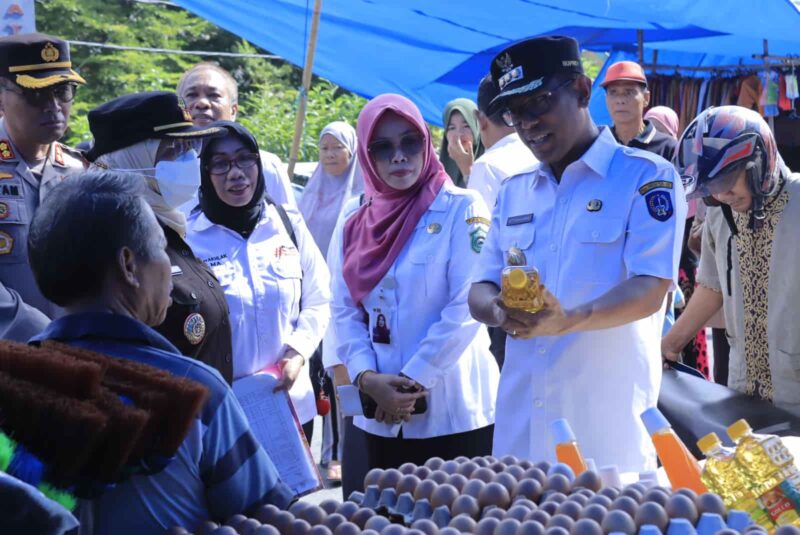Penjabat Bupati Takalar, Setiawan Aswad, Melakukan Inspeksi Mendadak (Inpeksi) di Pasar Tradisional Pattalassang, Rabu 20 Maret 2024