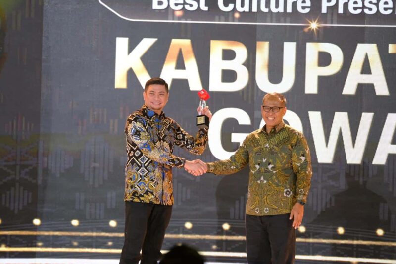 Bupati Gowa, Adnan Purichta Ichsan, Menerima Penghargaan dari CNN Indonesia Award, di Hotel Claro Makassar, Kamis 21 Maret 2024