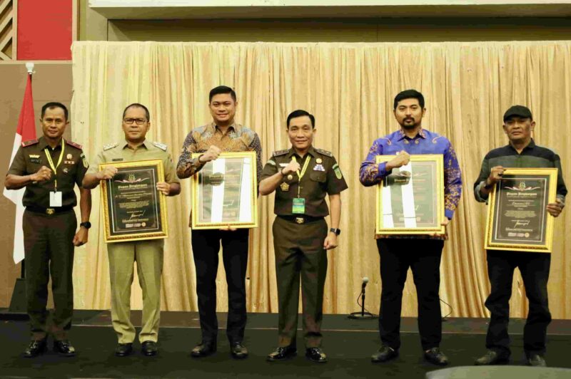 Wali Kota Makassar, Ir. Moh. Ramdhan Pomanto, Terima Penghargaan dari Kepala Kejaksaan Tinggi Sulawesi Selatan, di Hotel Claro, Jum'at 22 Maret 2024
