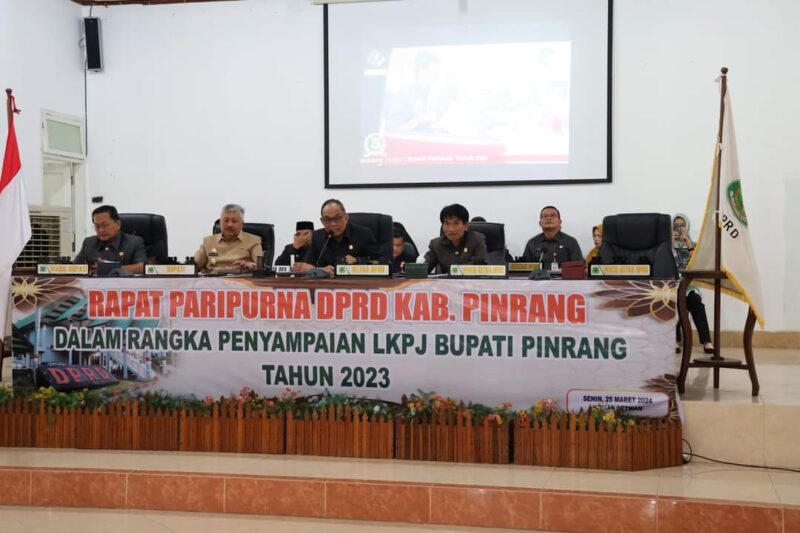 Ketua DPRD Pinrang H. Muhtadin didampingi Wakil Ketua DPRD dan Bupati Pinrang memimpin rapat paripurna penyampaian LKPJ Bupati Pinrang tahun 2023