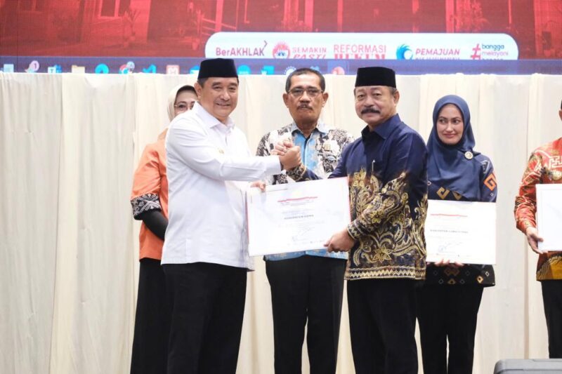 Wakil Bupati Gowa, Abd Rauf Malaganni, Menerima Penghargaan Kabupaten/Kota Peduli Hak Asasi Manusia Tahun 2023, di Hotel Claro, Senin 25 Maret 2024