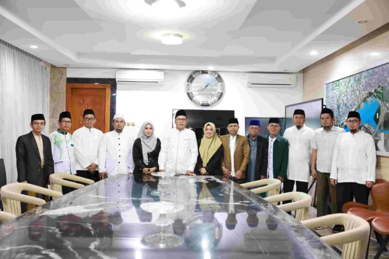 Wali Kota Makassar, Ir. Moh. Ramdhan Pomanto, Menerima Audiensi Dewan Kemakmuran Masjid Kubah 99 Asmaul Husna, di Kediaman Pribadi, Jalan Amirullah, Jum'at 29 Maret 2024