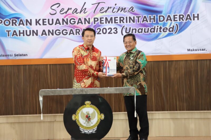 Wakil Bupati Gowa, Abd Rauf Malaganni, Menyerahkan Laporan Keuangan Pemerintah Daerah (LKPD) TA 2023, di Kantor BPK RI Perwakilan Sulsel, Sabtu 30 Maret 2024