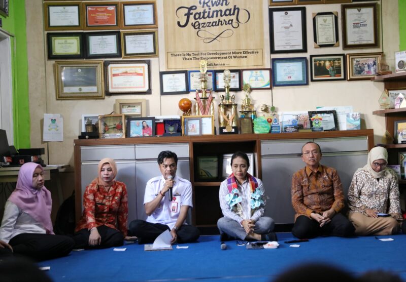 Penjabat Sekda Kota Makassar, Firman Hamid Pagarra, Bersama Menteri Pemberdayaan Perempuan dan Perlindungan Anak, di Shelter Warga Pattingalloang, Rabu 27 Maret 2024