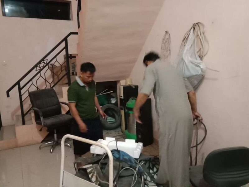 Pengurus Masjid Al Abrar melakukan berbagai pembenahan sarana sebagai bagian dari dalam kerja bakti untuk menghadapi Ramadhan