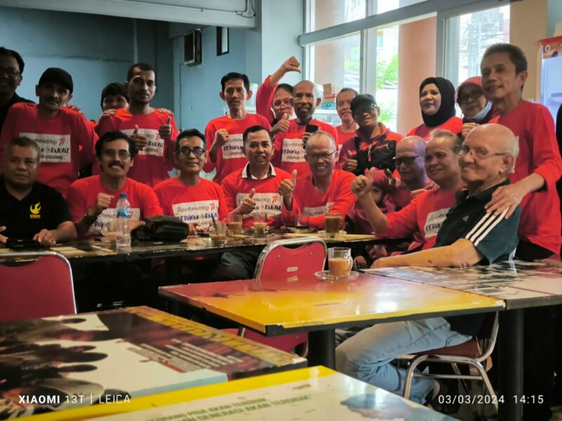 .Mantan wartawan dan karyawan Harian Pedoman Rakyat berfoto bersama merayakan Milad ke 77, yang tetap semangat memperingati HUT Pedoman Rakyat setiap 1 Maret, meski harian tersebut sudah tak lagi beroperasi