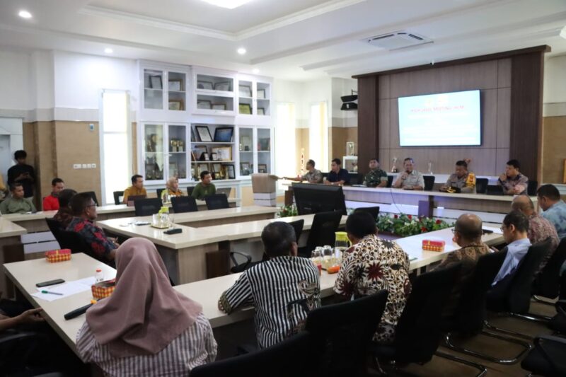 Suasana rapat koordinasi High Level Meeting Tim Pengendali Inflasi Daerah (TPID) di ruang rapat bupati