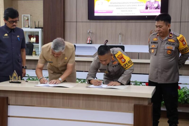 Bupati pinrang Irwan Hamid bersama Kepala Kepolisian Resor Pinrang AKBP Andiko Wicaksono menandatangani Naskah Perjanjian Hibah Daerah (NPHD) di saksikan sekda dan Kabag Ops polres Pinrang