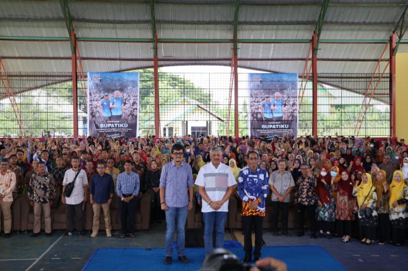 Bupati Pinrang didampingi kadis Dikbud dan Sekda berfoto bersama Ribuan ASN /PPPK lingkup Dikbud