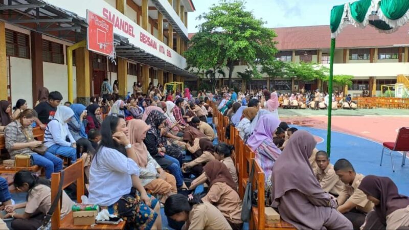 Ratusan Siswa Kelas XII UPT SMAN 8 Makassar, Melakukan Cuci Kaki Kedua Orang Tua, dalam Rangka Meminta Doa dan Restu Jelang Penilaian Akhir Sekolah dan Menyambut Bulan Suci Ramadhan, Jum'at 8 Maret 2024