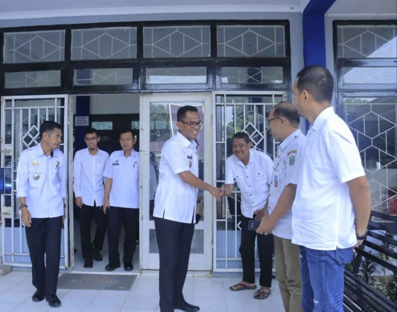 Penjabat Bupati Takalar, Setiawan Aswad, Melakukan Inspeksi Mendadak ke Sejumlah Pegawai, Rabu 13 Maret 2024