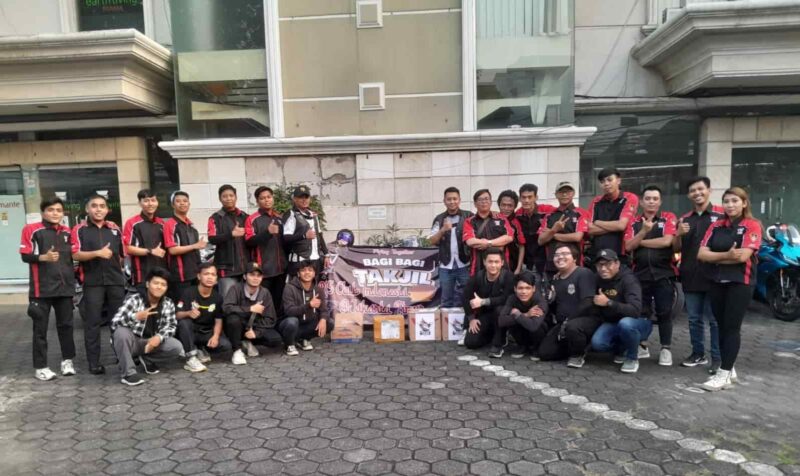 Club Motor R15 Jakarta Timur, Membagikan Takjil Buka Puasa, Sabtu 23 Maret 2024