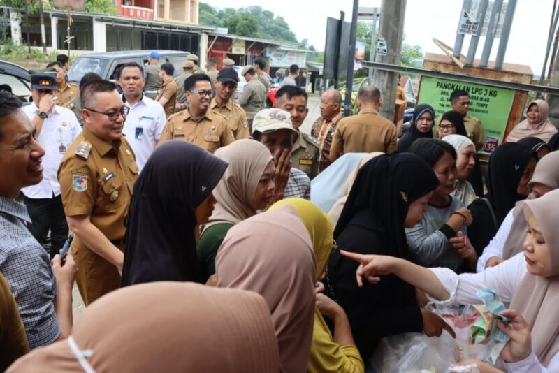 Pj Bupati Wajo Andi Bataralifu didampingi Sekda Wajo Armayani dan Forkopimda saat memantau pelaksanaan operasi pasar di Pasar Mini Tokampu Sengkang, Selasa (5/3/2024)