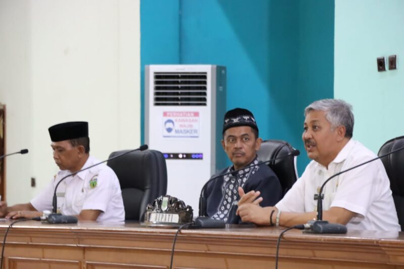 Bupati Pinrang Irwan Hamid di dampingi ketua MUI Pinrang Abd. Salam Latarebbi lepas 35 Muballig, dalam rangka Safari Ramadhan di 12 Kecamatan