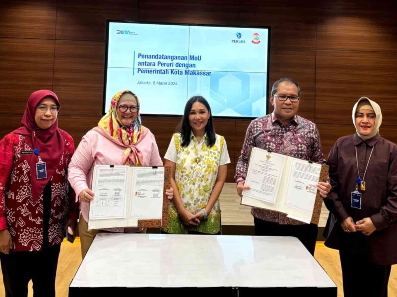 Wali Kota Makassar, Ir. Moh. Ramdhan Pomanto, Melakukan Penandatanganan (MoU) dengan Direktur Digital Business Perum Peruri, Farah Fitria, di Kantor Perum Peruri, Jum'at 8 Maret 2024