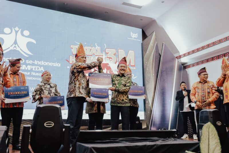 Pemberian hadiah undian Tabungan Simpeda secara simbolis oleh Ketua Umum Asbanda dan Dirut Bank Sumut kepada pemenang