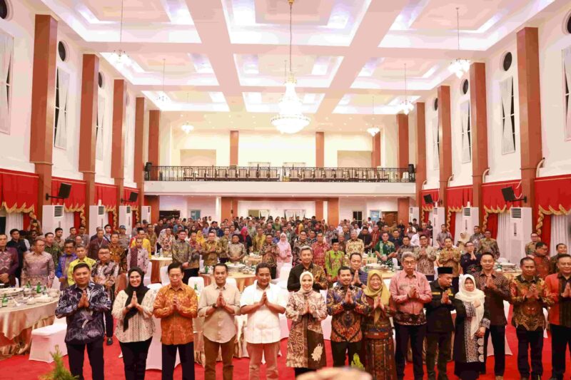 Wali Kota Makassar, Ir. Moh. Ramdhan 'Danny' Pomanto mengikuti malam perkenalan dan silaturahmi antara Pj Gubernur Sulsel, Forkopimda Sulsel dengan Kajati Sulsel yang baru, Agus Salim. Silaturahmi yang dibarengi dengan Santap Malam Bersama itu berlangsung semarak di Rujab Gubernur Sulsel, Kamis 18 April 2024.