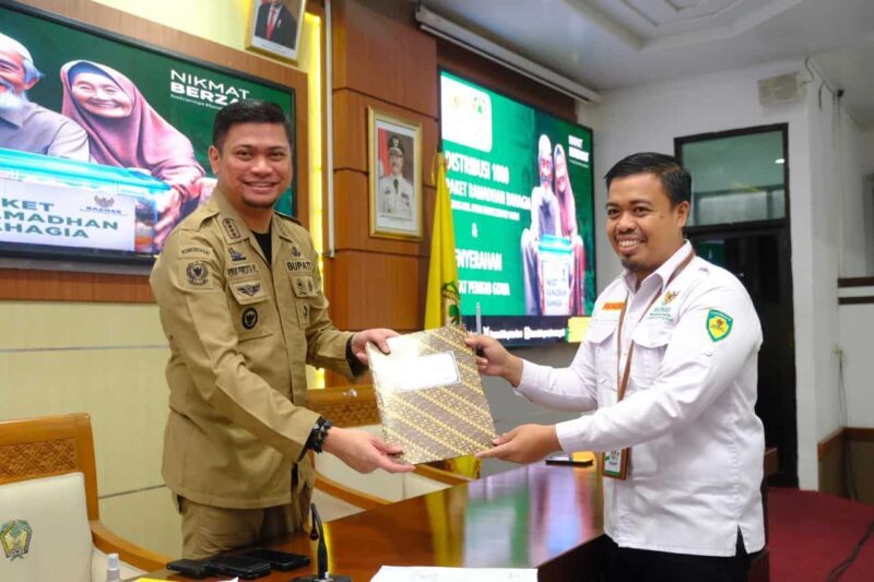 Bupati Gowa, Adnan Purichta Ichsan, Menyerahkan Distribusi 1000 Paket Ramadhan Bahagia Baznas, di Kantor Bupati Gowa, Rabu 3 April 2024