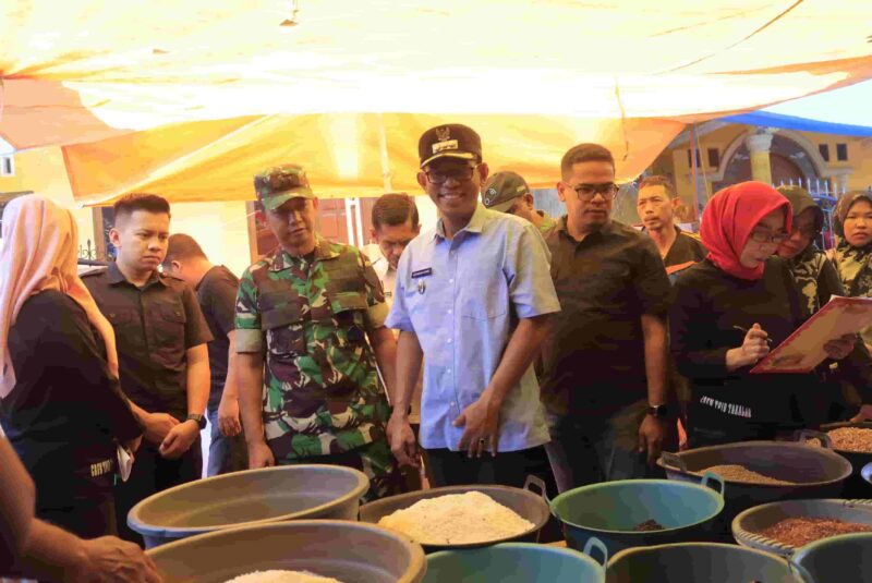 Penjabat Bupati Takalar, Setiawan Aswad, Melakukan Sidak di Pasar Patalasang, Jum'at 5 April 2024.