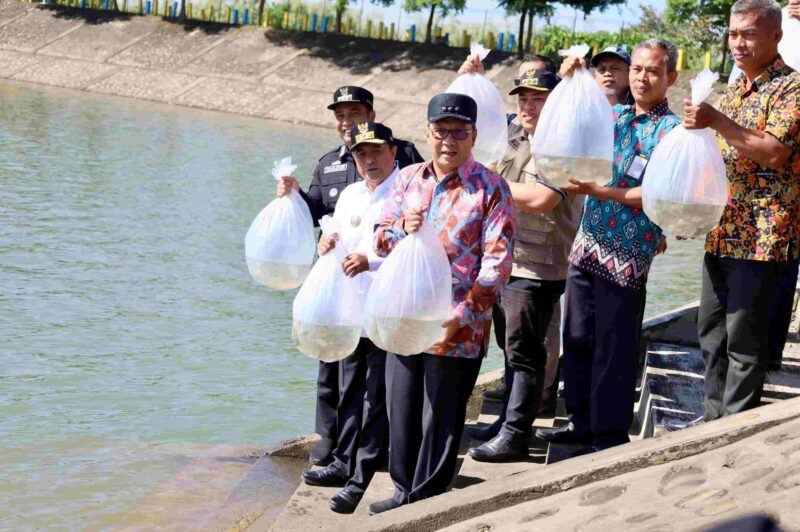 Wali Kota Makassar, Ir. Moh. Ramdhan Pomanto Bersama Pj Gubernur Sulsel, Menebar Benih Ikan Air Tawar, di Waduk Nipa-Nipa, Kabupaten Maros, Jum'at 5 April 2024