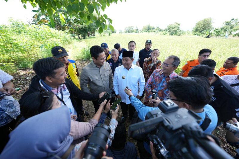 Pj Gubernur Sulsel Bahtiar Baharuddin bersama Komisi V DPR RI, meninjau lokasi rencana pembangunan stadion sepak bola, di Sudiang, Kecamatan Biringkanaya, Kota Makassar, Jumat (05/04/2024).
