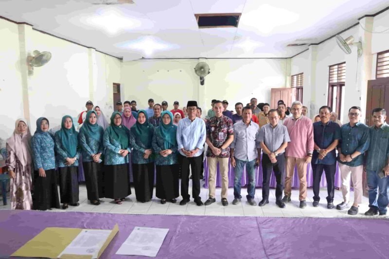 Penjabat Bupati Takalar, Setiawan Aswad, Membagikan Paket Sembako Kepada Warga Miskin Ekstrem, Sabtu 6 April 2024