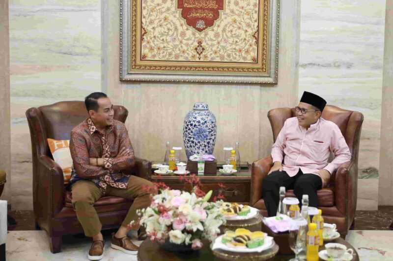 Wali Kota Makassar Moh Ramdhan Pomanto didampingi seluruh OPD lingkup Pemkot Makassar menyambut hangat silaturahmi Idul Fitri Kapolda Sulsel Irjen Pol Andi Rian R Djajadi di kediamannya, Jalan Amirullah, Kamis 11 April 2024