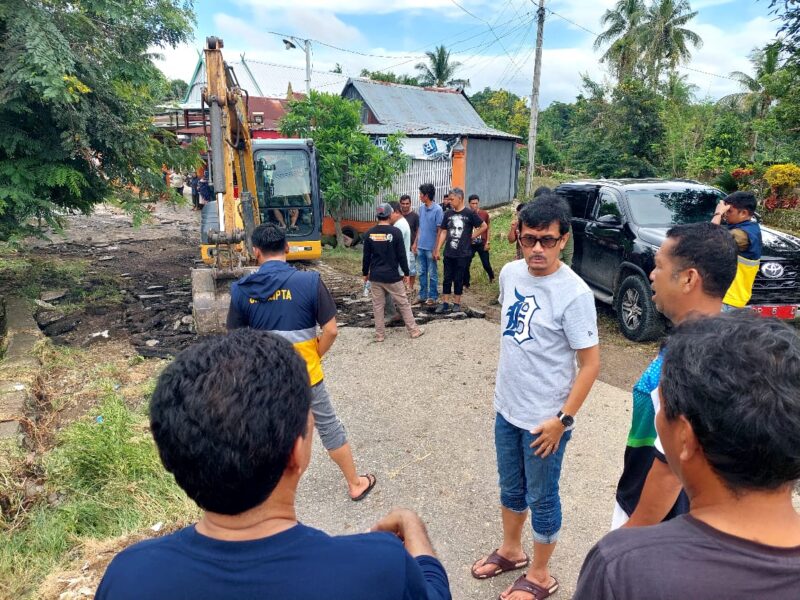 Pelaksana Harian (Plh) Bupati Pinrang A.Calo Kerrang langsung turun meninjau dampak bencana banjir bandang yang melanda beberapa wilayah di Kelurahan Kassa