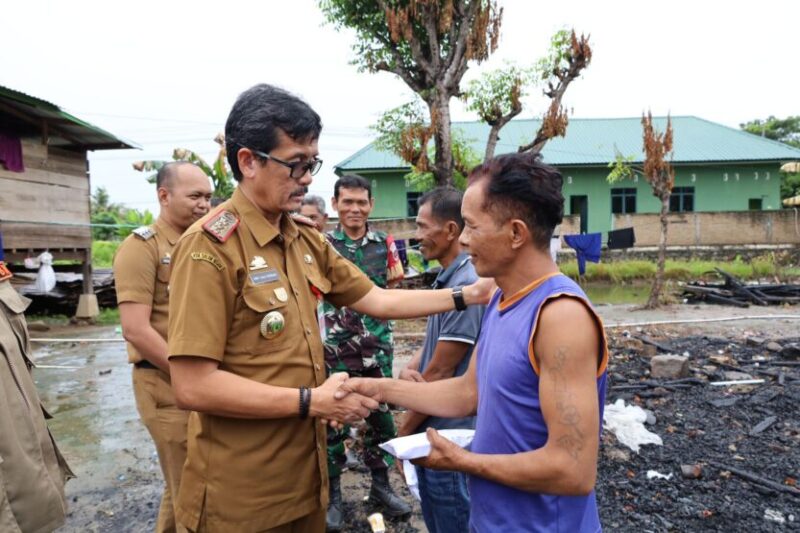 PLH Bupati Pinrang serahkan bantuan kepada korban bencana kebakaran