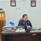 Muhammad Ali Jodding Ketua KPUD Pinrang saat memberikan keterangan pers di ruang kerjanya