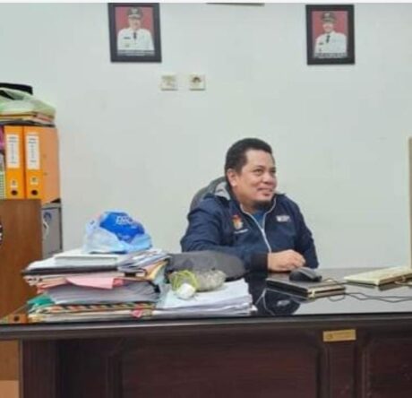 Muhammad Ali Jodding Ketua KPUD Pinrang saat memberikan keterangan pers di ruang kerjanya