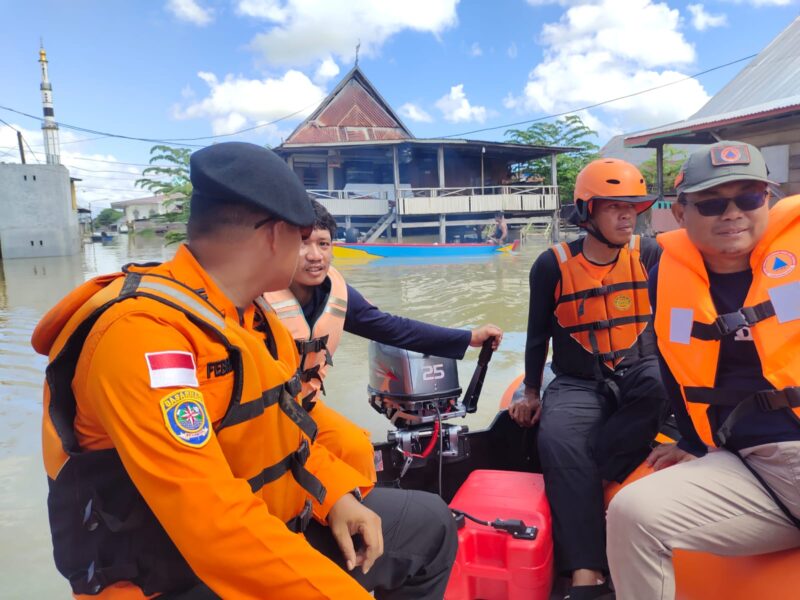 alaksa BPBD Wajo, DR. Syamsul Bahri bersama Danpos Basarnas Bone Febriyanto memantau kondisi banjir sepanjang pesisir danau tempe khusuanya dalam wilayah Kecamatan Tempe, Jum'at, 10 Mei 2024