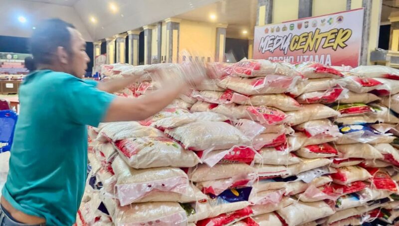 Bantuan Beras dari Pemerintah Indonesia kepada Masyarakat Sulsel yang Diterjan Banjir dan Longsor