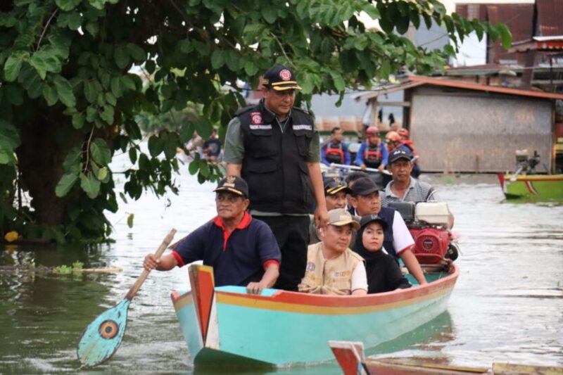 Dengan menggunakan perahu, Bahtiar bersama Andi Bataralifu melihat dan mengunjungi warga yang terendam banjir yang merupakan satu-satunya alat transportasi yang bisa digunakan untuk keluar dan masuk lokasi
