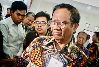 Mantan Ketua Mahkamah Konstitusi (MK) Mahfud MD menilai sejumlah hakim konstitusi bisa mendadak diberhentikan lembaga RUU MK disahkan