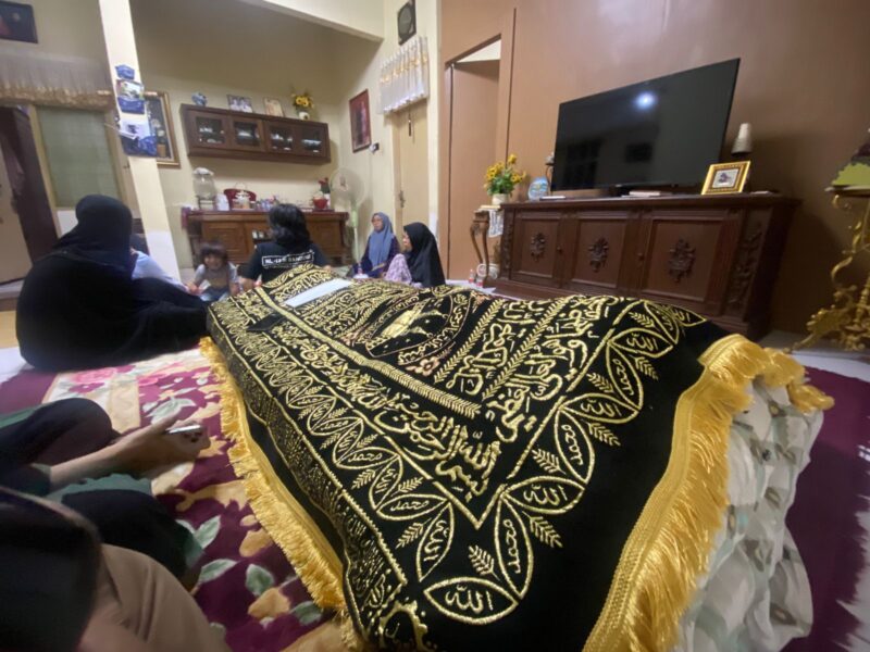 Jenazah H. Djmaluddin Sibe disemayamkan di rumah duka BTN Tae Sengkang Blok U No. 1